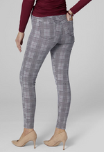 Load image into Gallery viewer, COCO &amp; CARMEN OMG SKINNY PRINTED - BLACK/WHITE PLAID PANTS